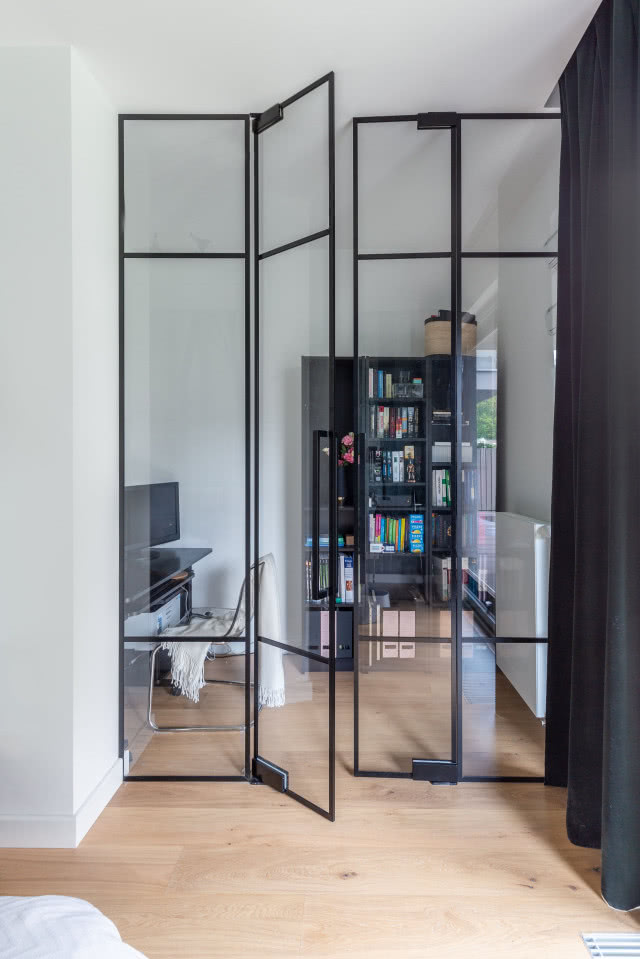 Metalowe drzwi z przeszkleniem