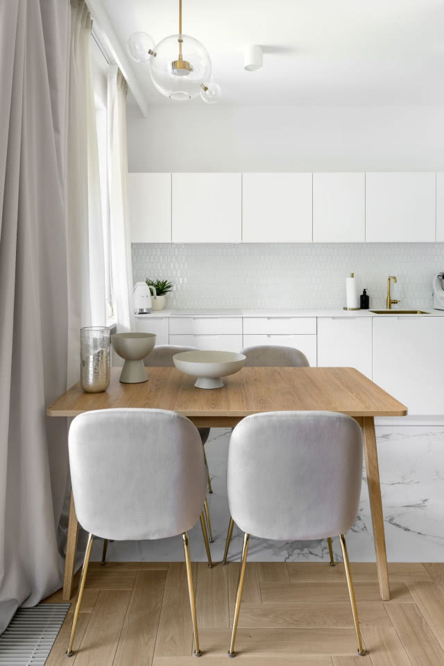 Połączenie drewnianej podłogi z płytkami w kuchni