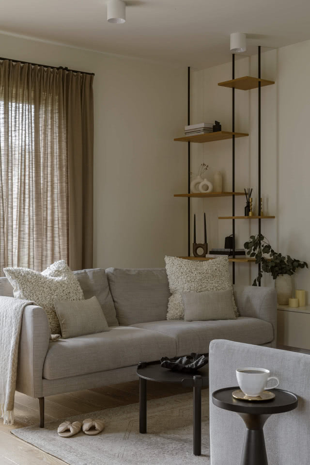 Rodzinny dom pod Warszawą. Takie wnętrza nie starzeją się wraz z mijającymi trendami