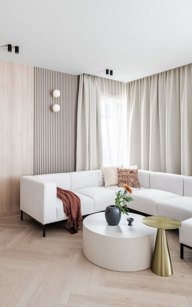 kremowa sofa w salonie