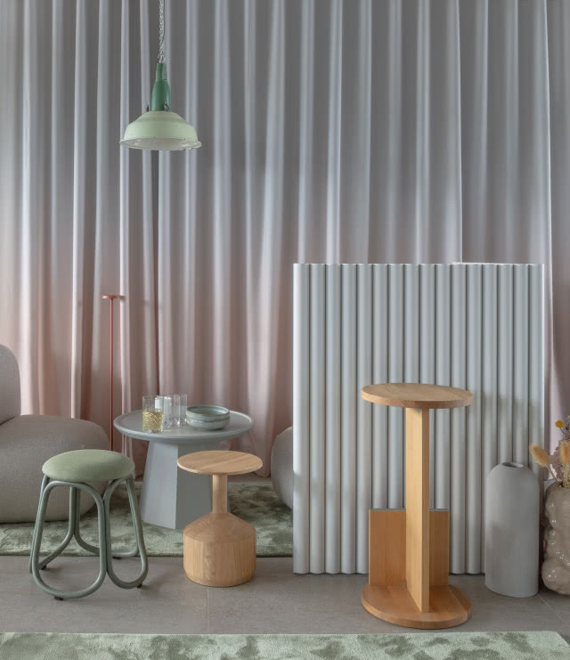 stolik na tle niskiego parawanu