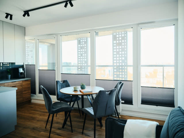 jadalnia żaluzje plisowane, okrągły stół krzesła, kanapa, drewniana podłoga