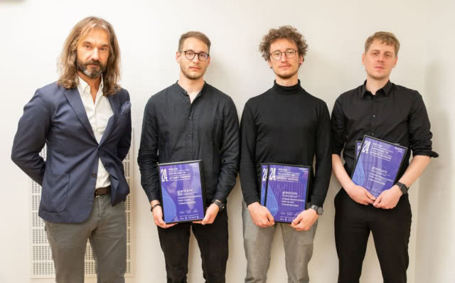 Subtelny dialog z historią