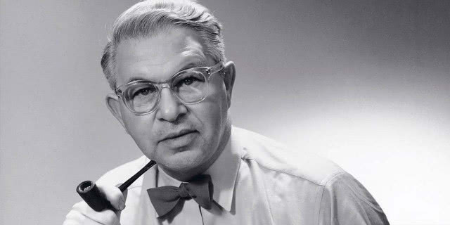 mężczyzna w okularach i muszce