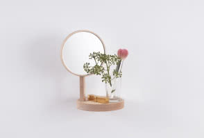 Drewniana półka i lustro, design Inga Sempé