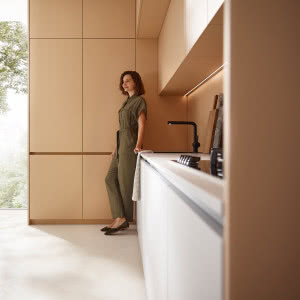 Nowy ulubieniec projektantów wnętrz? Szkło polimerowe i jego zastosowanie w aranżacji wnętrz