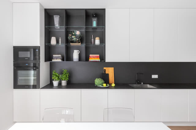 Funkcjonalna kuchnia w bieli i czerni