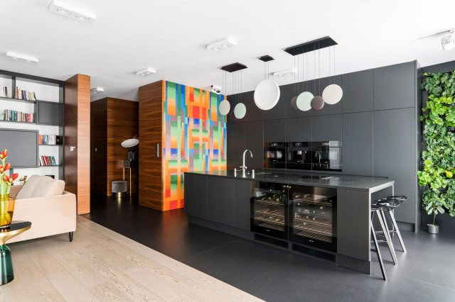 Połączenie drewnianej podłogi z płytkami w kuchni