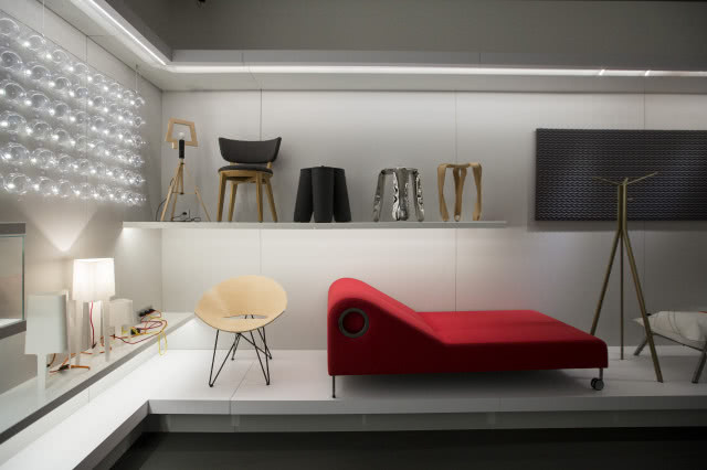 ściana z krzesłami i szezlongiem