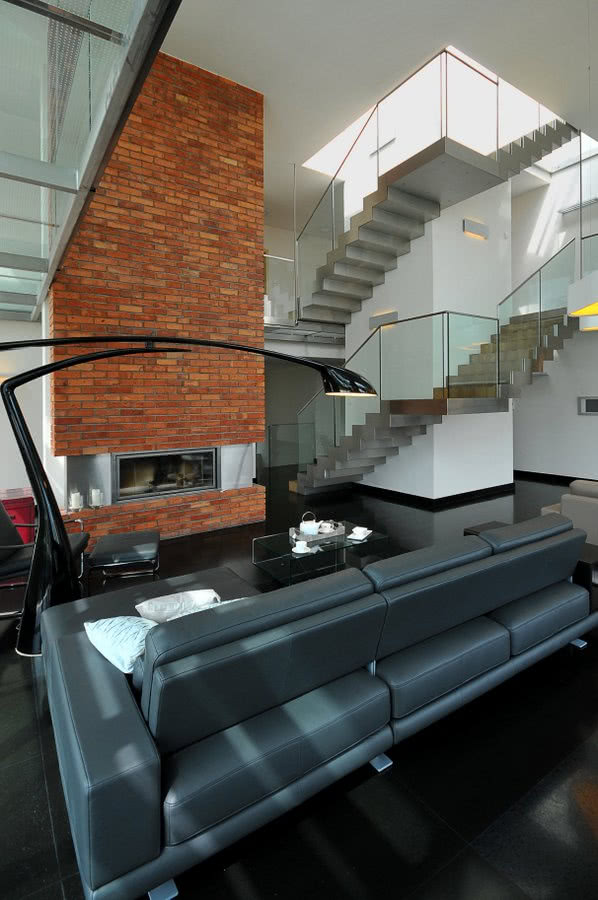 Obudowę kominka zrobiono ze stali nierdzewnej -...