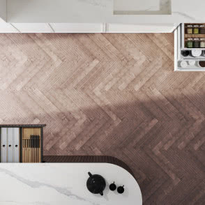 białe meble kuchenne, szuflady, przyprawy, sztućce, jodełka na podłodze