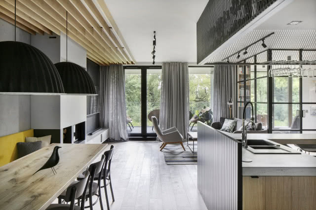 Długi stół w industrialnym salonie