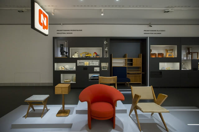 sala z czerwonym fotelem