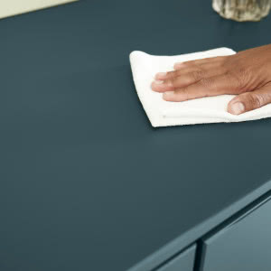 Nowy ulubieniec projektantów wnętrz? Szkło polimerowe i jego zastosowanie w aranżacji wnętrz