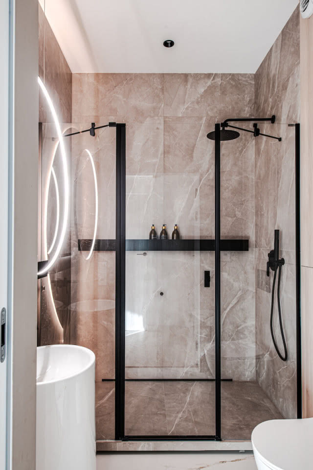 łazienka z czarnym prysznicem