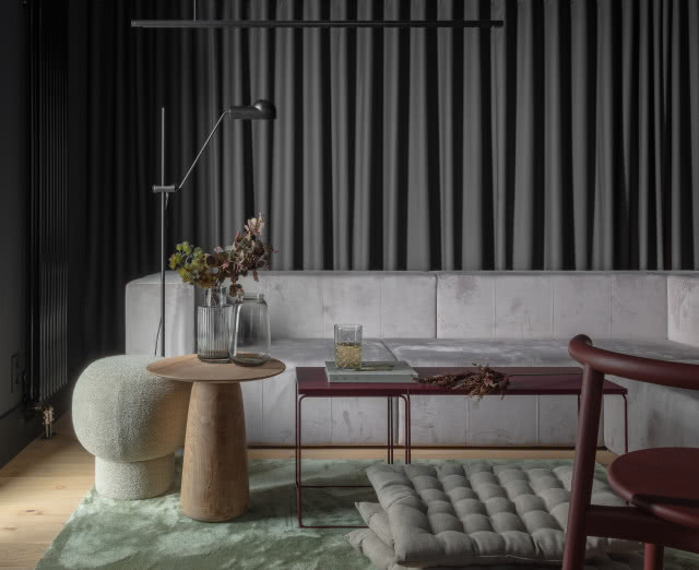 kanapa ze stolikiem - ustronne miejsce