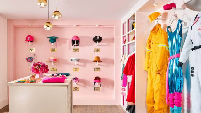 garderoba w domu Barbie