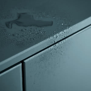 Nowy ulubieniec projektantów wnętrz? Szkło polimerowe i jego zastosowanie w aranżacji wnętrz