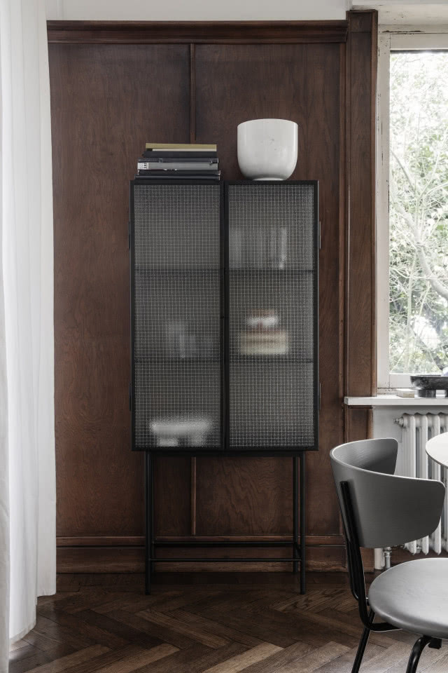 Brązowa ściana w salonie