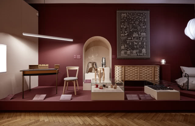 krzesła na tle bordowej ściany