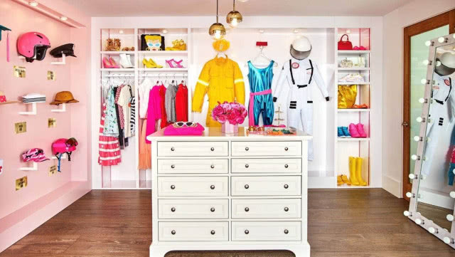 garderoba w domu Barbie