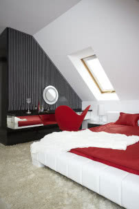 Nowoczesna sypialnia w kolorach bieli, czerni i czerwieni.