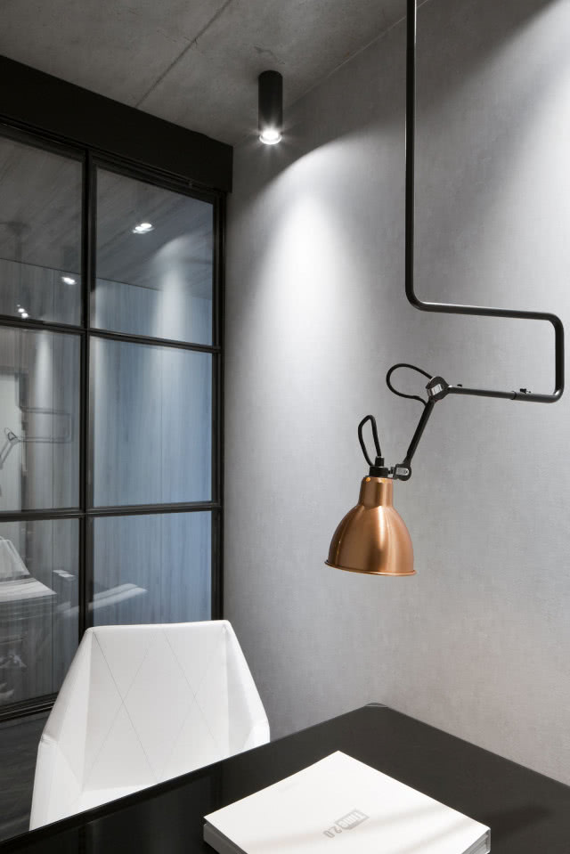 Beton na ścianie w biurze