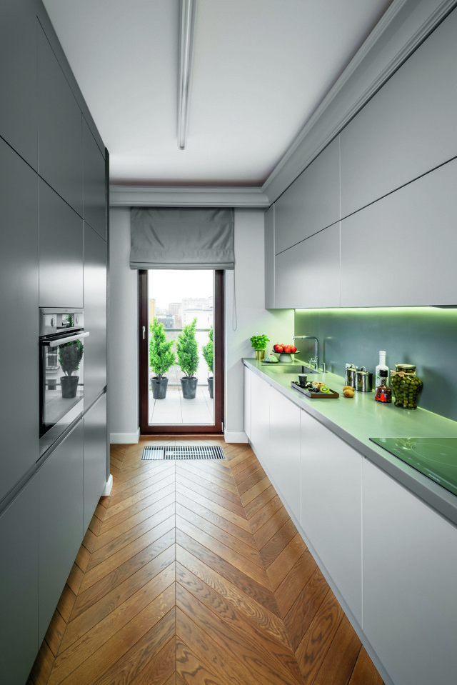 Biała kuchnia z ledowym podświetleniem