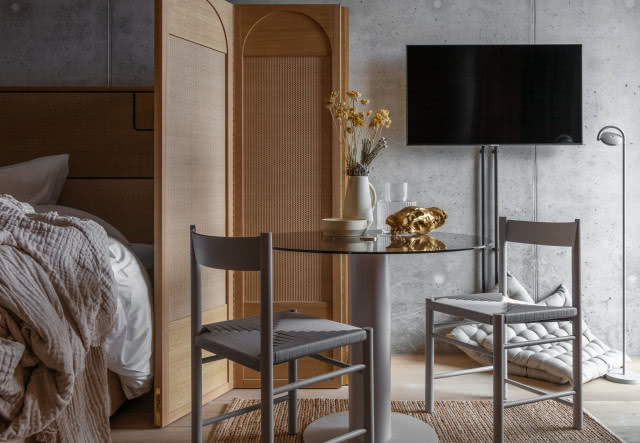 pokój gościnny ze stołem