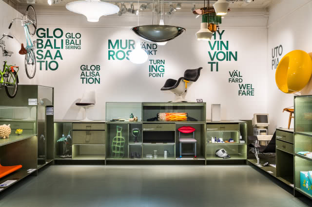 wystawa, na pierwszym planie zielone szafki