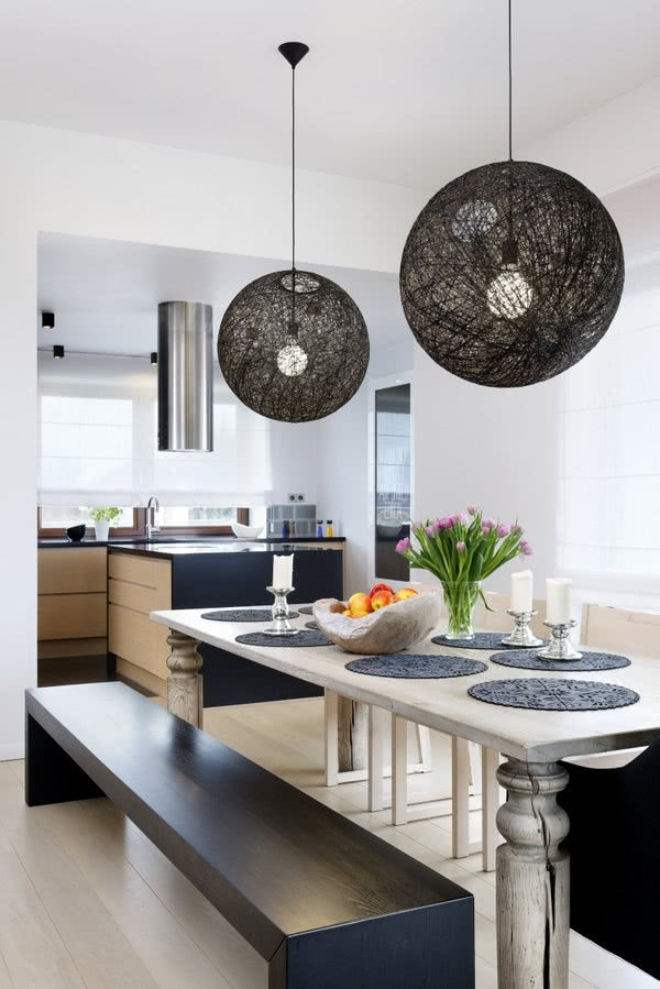 Wśród nowoczesnych mebli stylizowany stół z...