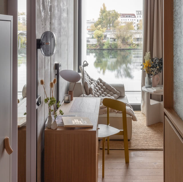 biurko w pokoju gościnnym, za oknem Szprewa