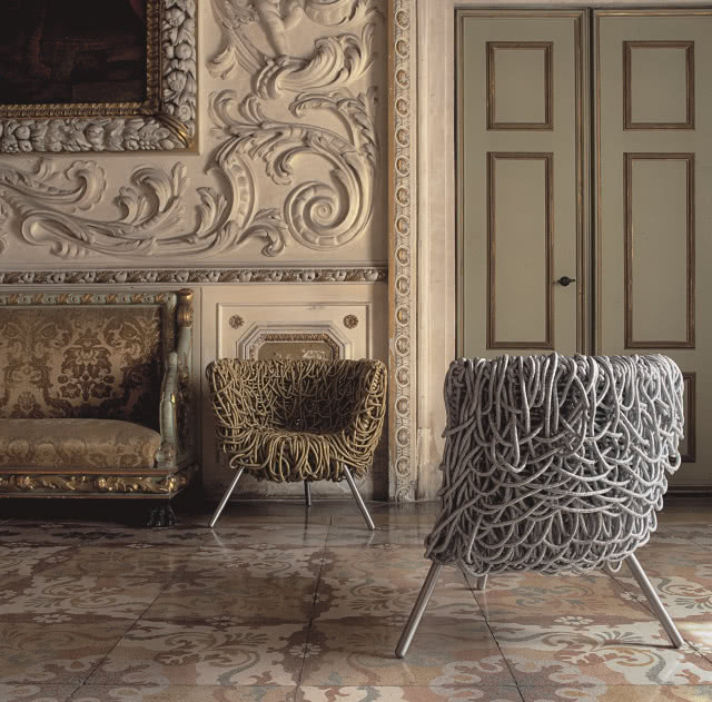 Wykonany z żelaza, aluminium i sznurka fotel Vermelha (Edra)