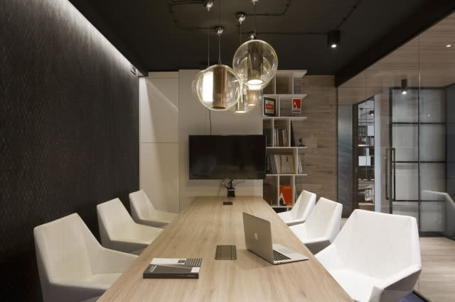 Drewniany stół konferencyjny