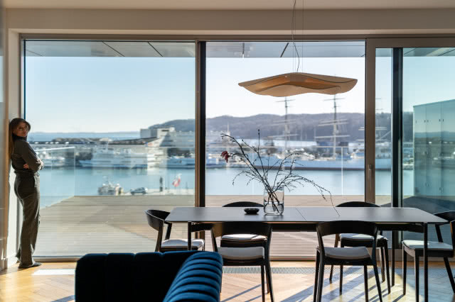 Okna panoramiczne w salonie z widokiem na morze