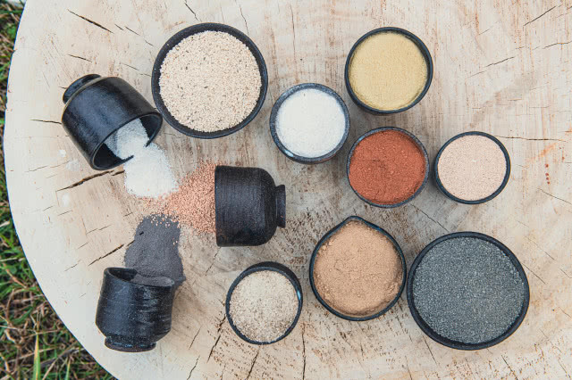 ŁDF2023, must have, Tynk gliniany wkończeniowy. Kolekcja kolory ziemi – kolor jasnoszary, projekt COSTKA Budownictwo Naturalne – Marcin Kacprzyk, produkcja COSTKA Budownictwo Naturalne