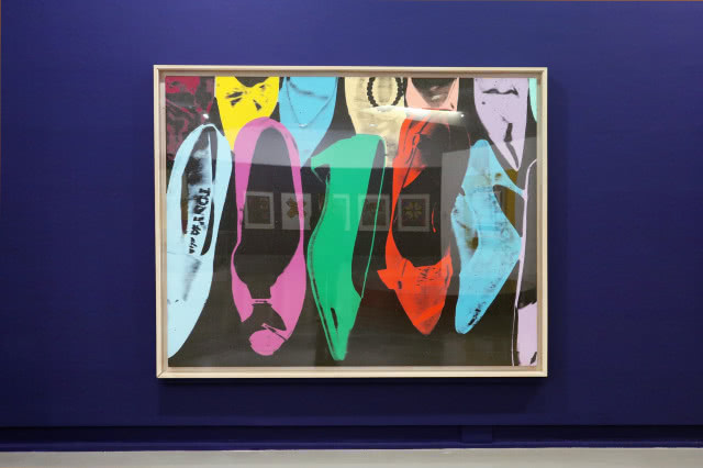 na obrazie damskie buty, szpilki ujęte z góry