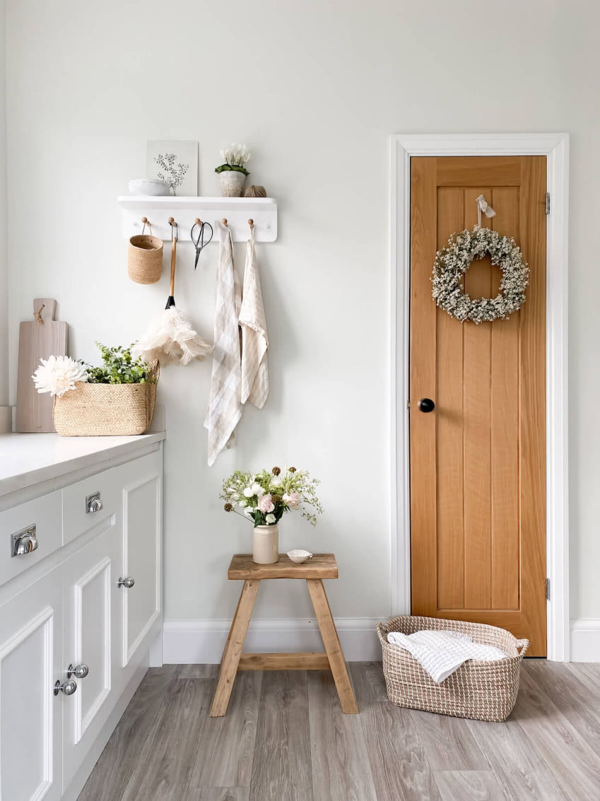 Białe meble i ściany to częsty wystrój...