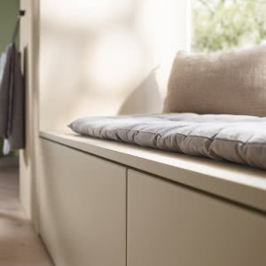 Nowy ulubieniec projektantów wnętrz? Szkło polimerowe i jego zastosowanie w aranżacji wnętrz