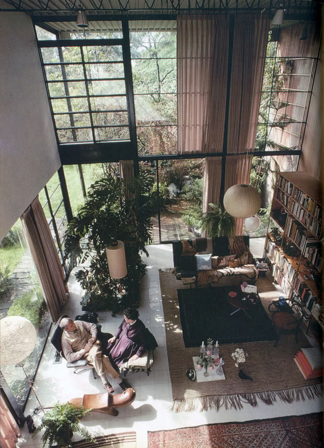 ujęcie domu z antresoli, na dole siedzi Ray i Charles