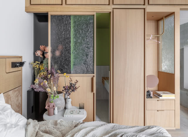 parawan ze szkła - za nim łazienka