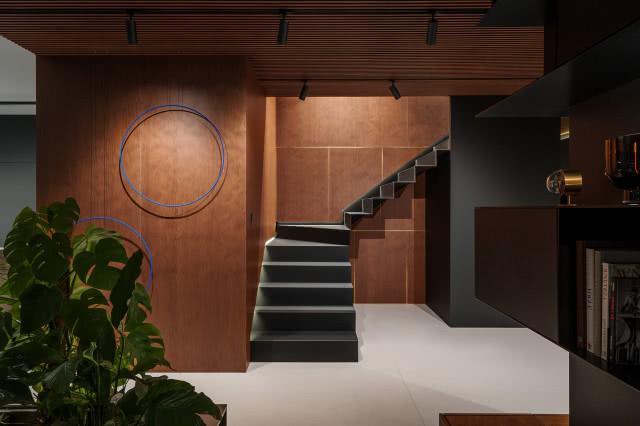 Nowoczesny przedpokój z drewnianą okładziną ścienną