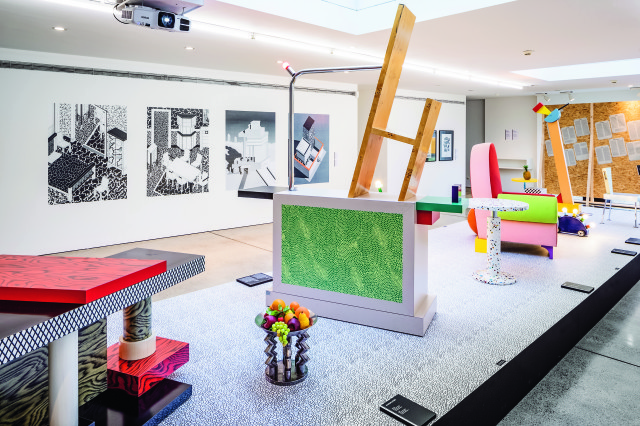 Widok ekspozycji
„Memphis: 40 lat kiczu
i elegancji”, Vitra Design
Museum Gallery, © Vitra
Design Museum,
fot. Bettina Matthiessen
© VG Bild-Kunst,
Bonn 2021.