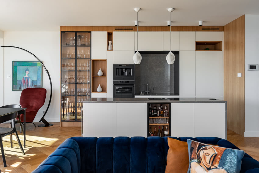 Rozległa wyspa kuchenna została dodatkowo...