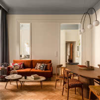 Odwiedzamy mieszkanie w łódzkiej kamienicy. Ma antresolę i vintage perełki!