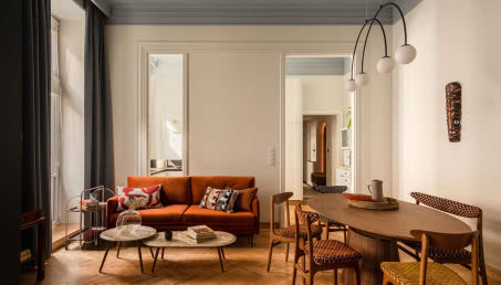 Odwiedzamy mieszkanie w łódzkiej kamienicy. Ma antresolę i vintage perełki!