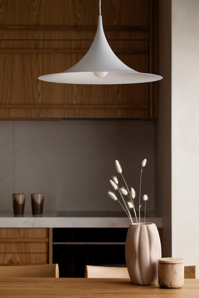 biała lampa nad stołem w kuchni