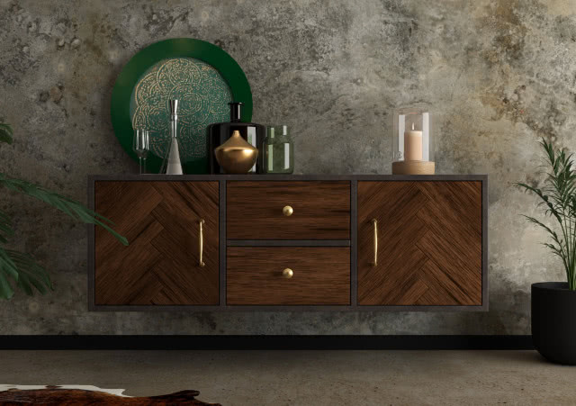 wisząca komoda, gałki, uchwyty przykręcane, świeca, zielony talerz ozdobny, wazony