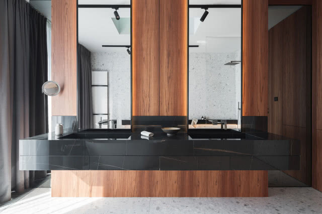 Łazienka w drewnie i czerni