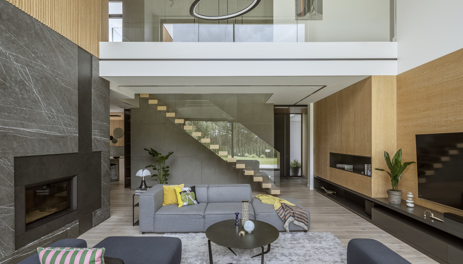 Wysoki sufit w salonie - wady i zalety